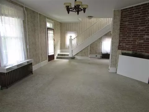 205 E Prospect St, Covington, VA 24426 photo 3