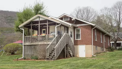 301 2nd St, Buchanan, VA 24066 photo 3