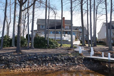 425 Island View Dr, Penhook, VA 24137 photo 2