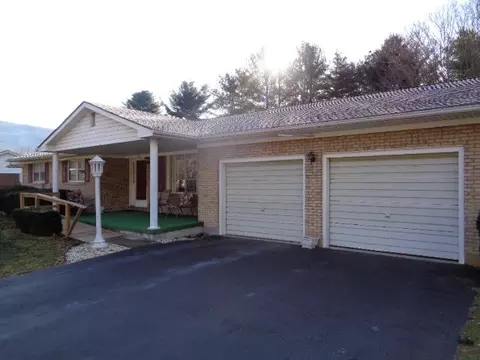 105 Maple Ln, Covington, VA 24426 photo 2