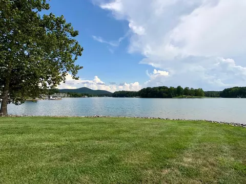 255 Sconset Dr, Penhook, VA 24137 photo 4