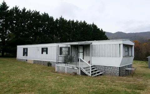 202 Rolling Meadow Dr, Thaxton, VA 24174 photo 1
