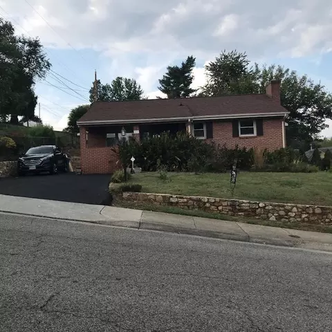 318 Frontier Rd NE, Roanoke, VA 24012 photo 1