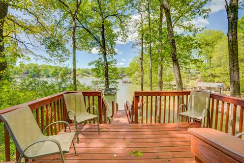 1005 Seaview Dr, Goodview, VA 24095 photo 1