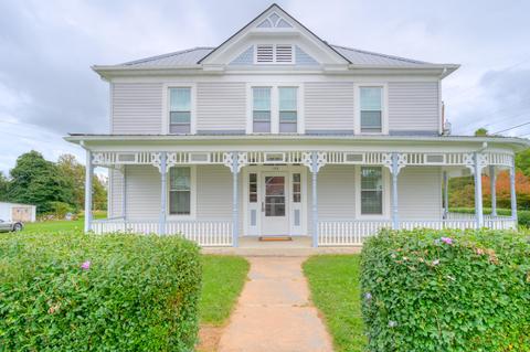 159 Maple St, Pulaski, VA 24301 photo 1