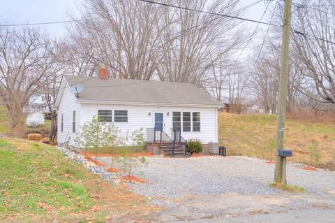 641 4th St NE, Pulaski, VA 24301 photo 1