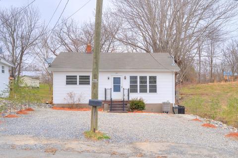 641 4th St NE, Pulaski, VA 24301 photo 2