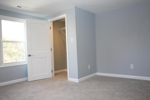 528 E Main St, Bedford, VA 24523 photo 2