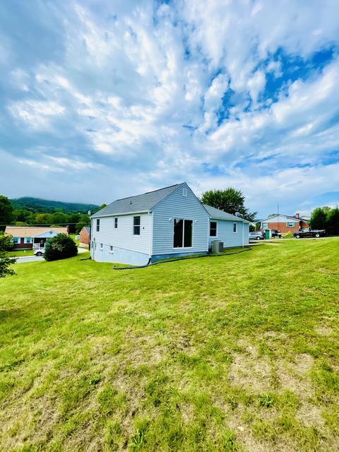 308 E Gordon St, Covington, VA 24426 photo 4