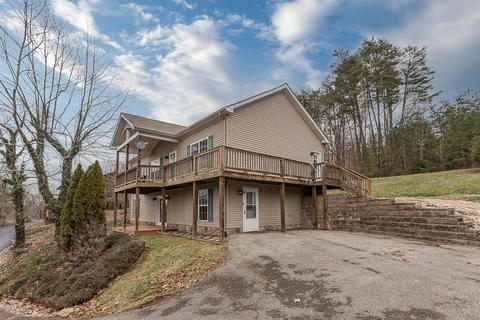 115 Chenault St, Buchanan, VA 24066 photo 2