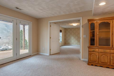 115 Chenault St, Buchanan, VA 24066 photo 31