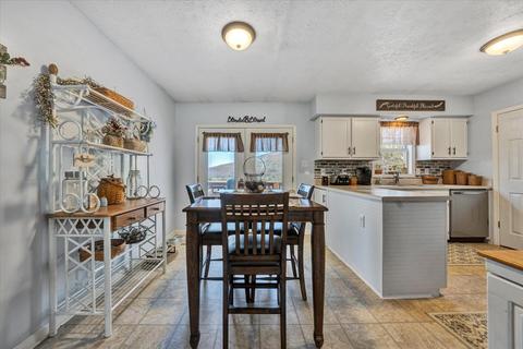 90 Chenault St, Buchanan, VA 24066 photo 8