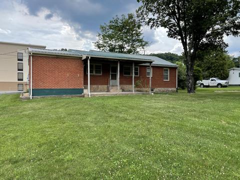 706 Carlyle St, Covington, VA 24426 photo 5