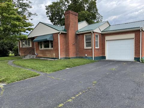 706 Carlyle St, Covington, VA 24426 photo 2