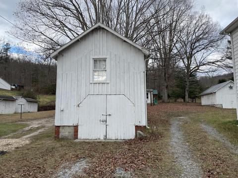 1302 E Dolly Ann Dr, Covington, VA 24426 photo 4
