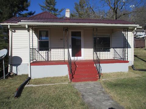 947 4th St NE, Pulaski, VA 24301