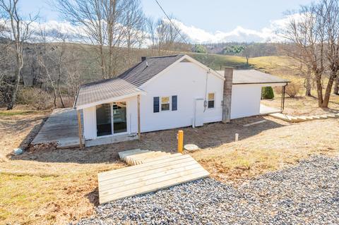 147 Henry Ln SW, Willis, VA 24380
