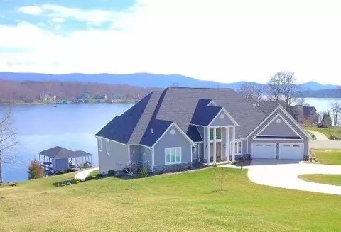 242 Harbour Crossing Dr, Moneta, VA 24121