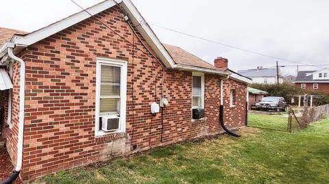 338 E Pine St, Covington, VA 24426 photo 3