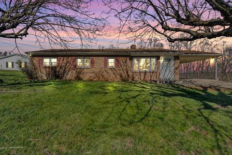 600 Mountain Mist Dr, Martinsville, VA 24112