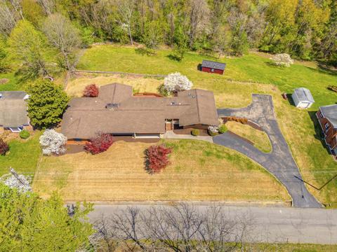 666 Cardinal Dr, Pulaski, VA 24301 photo 2