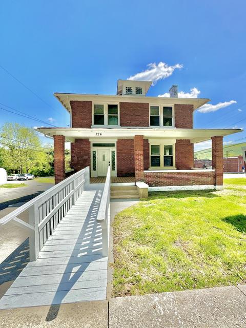 124 Roxbury St, Clifton Forge, VA 24422