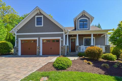 6051 Roycroft Dr, Roanoke, VA 24018