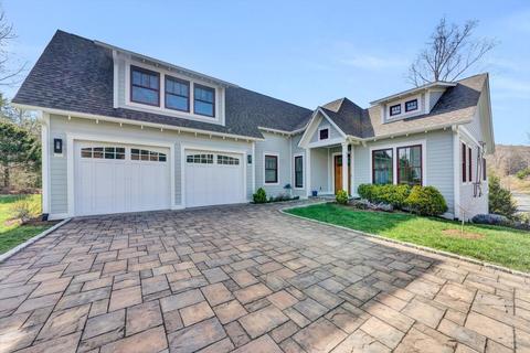 5911 Roycroft Dr, Roanoke, VA 24018