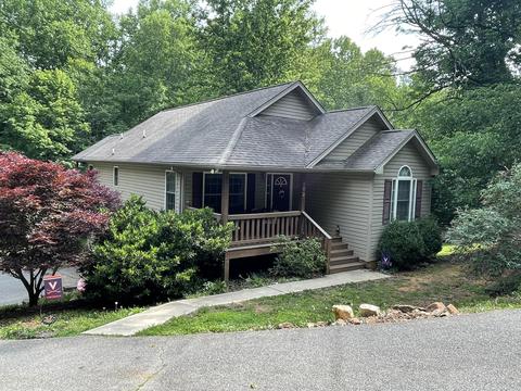 102 Woodlake Dr, Goodview, VA 24095