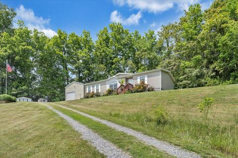1348 Haymakertown Rd, Troutville, VA 24175