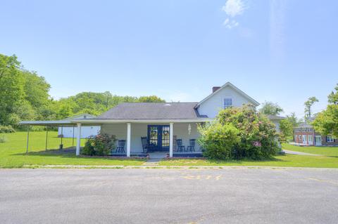 6470 New River Rd, Fairlawn, VA 24141