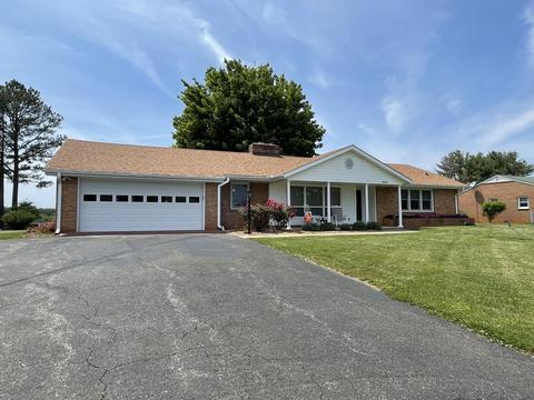 1631 Oakwood St, Bedford, VA 24523