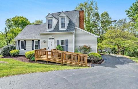 3226 Winterberry Dr, Roanoke, VA 24018