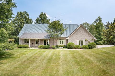 1912 Country Club Rd, Troutville, VA 24175