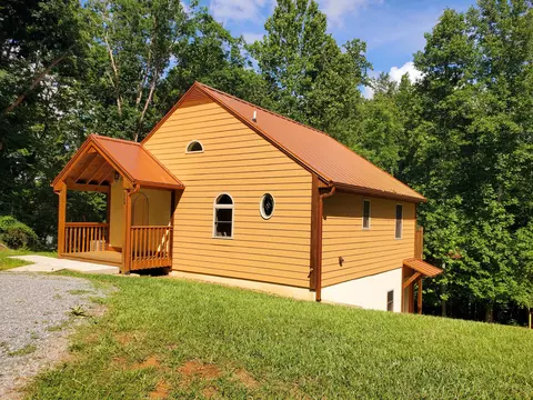 204 Hilltop Dr, Huddleston, VA 24104