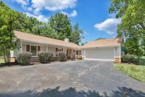 3155 Garst Cabin Dr, Roanoke, VA 24018