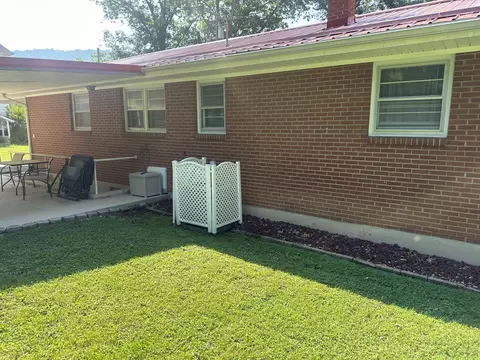 1206 E Dolly Ann Dr, Covington, VA 24426 photo 4