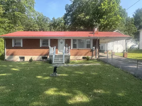 1206 E Dolly Ann Dr, Covington, VA 24426