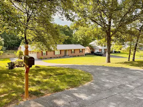 2253 Donagale Dr NE, Roanoke, VA 24012