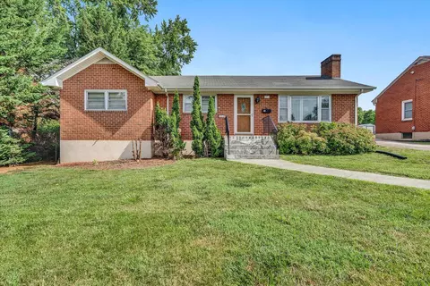 915 Logan St, Salem, VA 24153