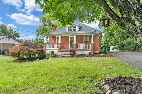 2821 Mcvitty Rd, Roanoke, VA 24018