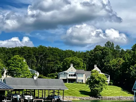 140 Island Green Cir #29B, Penhook, VA 24137