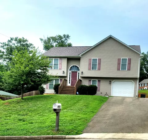 6821 Stonington Rd, Roanoke, VA 24019