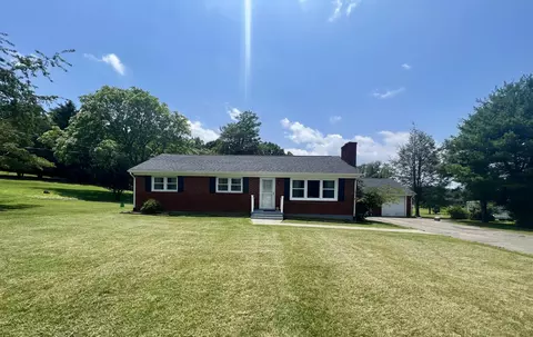 2945 Baker Dr, Vinton, VA 24179
