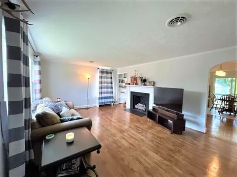 220 E Gray St, Covington, VA 24426 photo 2