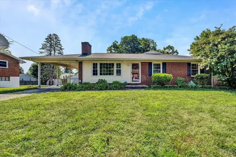 5136 Sugar Loaf Dr, Roanoke, VA 24018