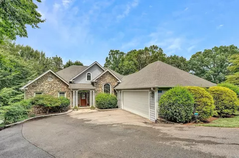 130 Starboard Ln, Moneta, VA 24121