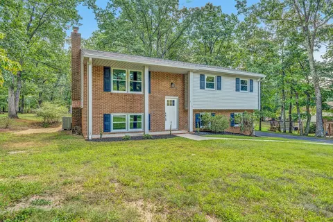 2119 Coachman Dr, Roanoke, VA 24012