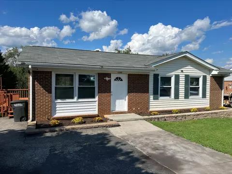 1084 Maywood Dr, Vinton, VA 24179
