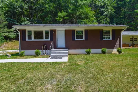 5647 Canyon Rd, Roanoke, VA 24018